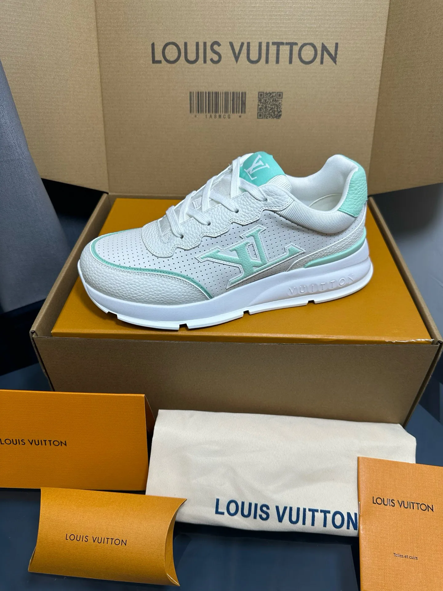 Factory price: 700💰🌈LV | Louis Vuitton 2025𝐬𝐬 🧡💚2025 spring and summer new style top version‼ ️The original version is the same. The counter focuses on the latest casual shoes and new hard goods🆕 ❥Purchasing agent level! Full of high-end feel! A popular model among bloggers at home and abroad, it’s retro and fashionable, and looks stunning on your feet! Wear a lot of happiness! The official website's main recommendation★ ━━━━━ ЅᏇєєt ━━━━━ ▪️Upper: Original custom-made imported calfskin fabric ▪️Inner: breathable gauze imported from Italy ▪️Outsole: rubber foam ➕t men's men's shoes 💰u high-end outsole ▪️Color: nine colors available ▪️Shoe size: 35-44, (45, 46 customized)